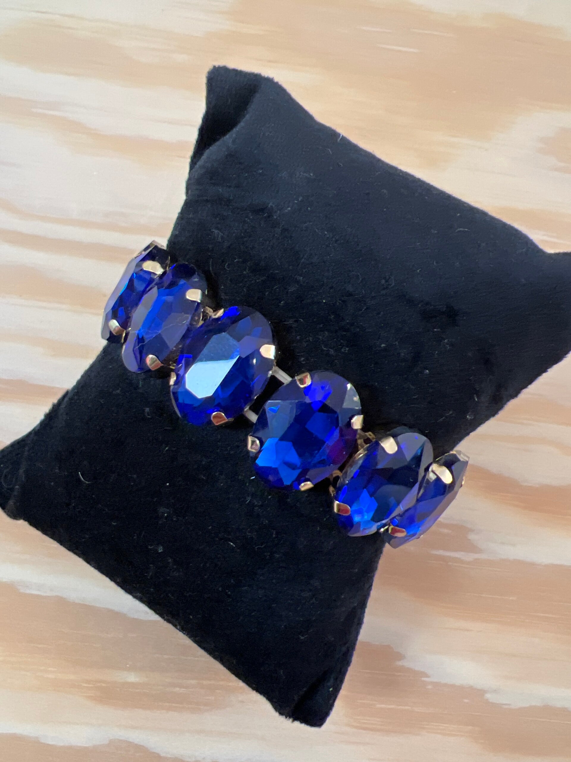 Armbandjes met blauwe stenen