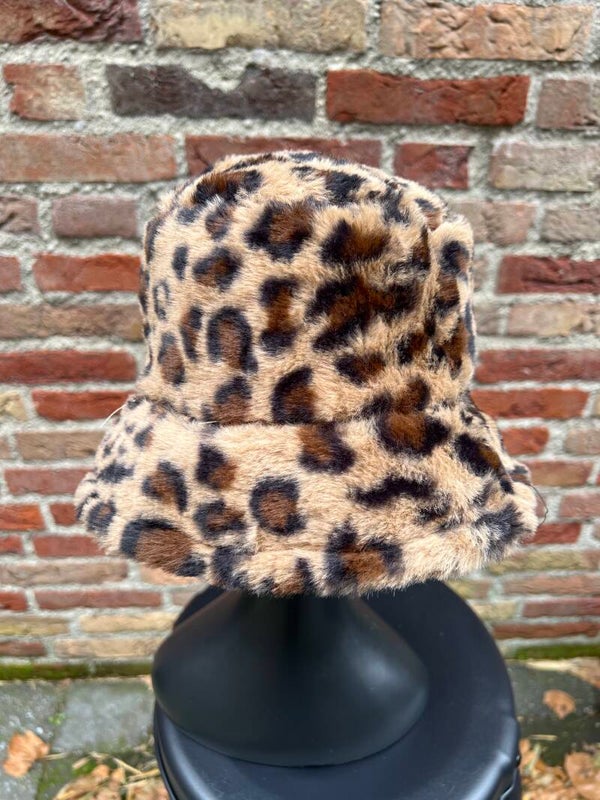Warme winterse hoed met Panther look