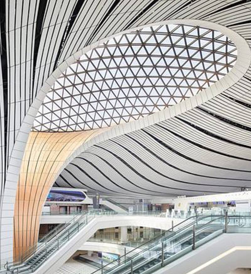 Zaha Hadid: aeroporto di Pechino Daxing da cui il profilo d'argento di "Donna"