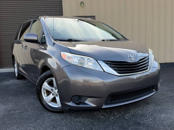 2013 Toyota Sienna Minivan *8-SEATER*