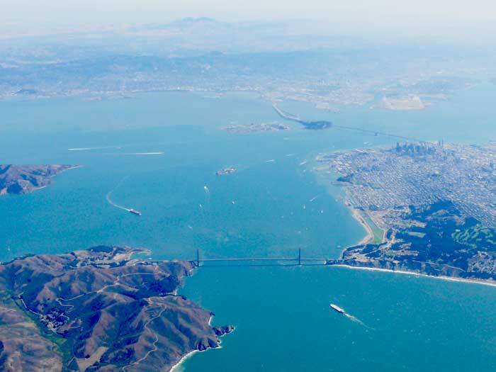 Uitzicht op San Francisco en de Golden Gate Bridge vanuit de lucht