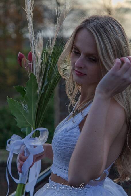 bruid dagdroomt in ruine heusden