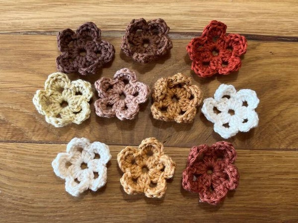 Setje 10 bloemetjes Bruin