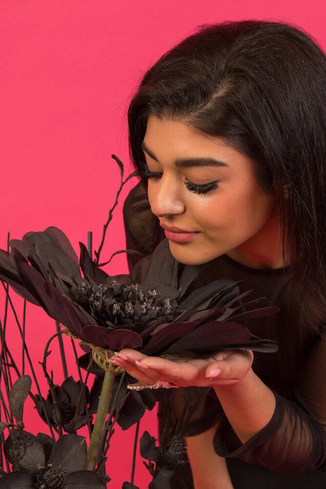 model roze achtergrond zwarte bloem