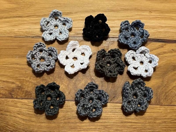 Setje 10 bloemetjes zwart/wit/grijs