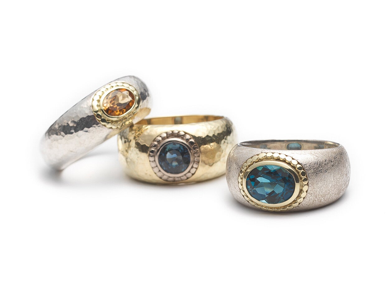 zilven en gouden ringen met topaas en saffier