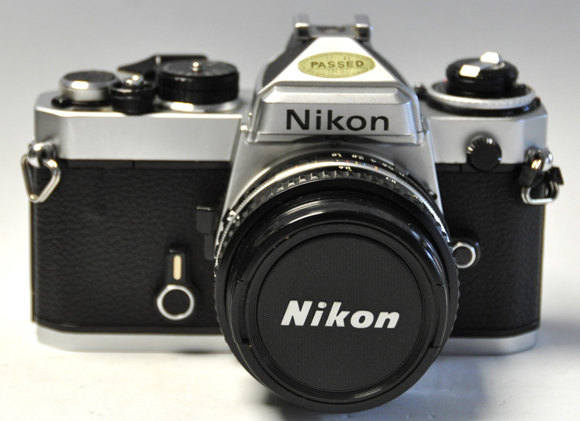 NIKON FE + NIKON LENS SERIES E 1.8/50 mm TRES BEL ETAT