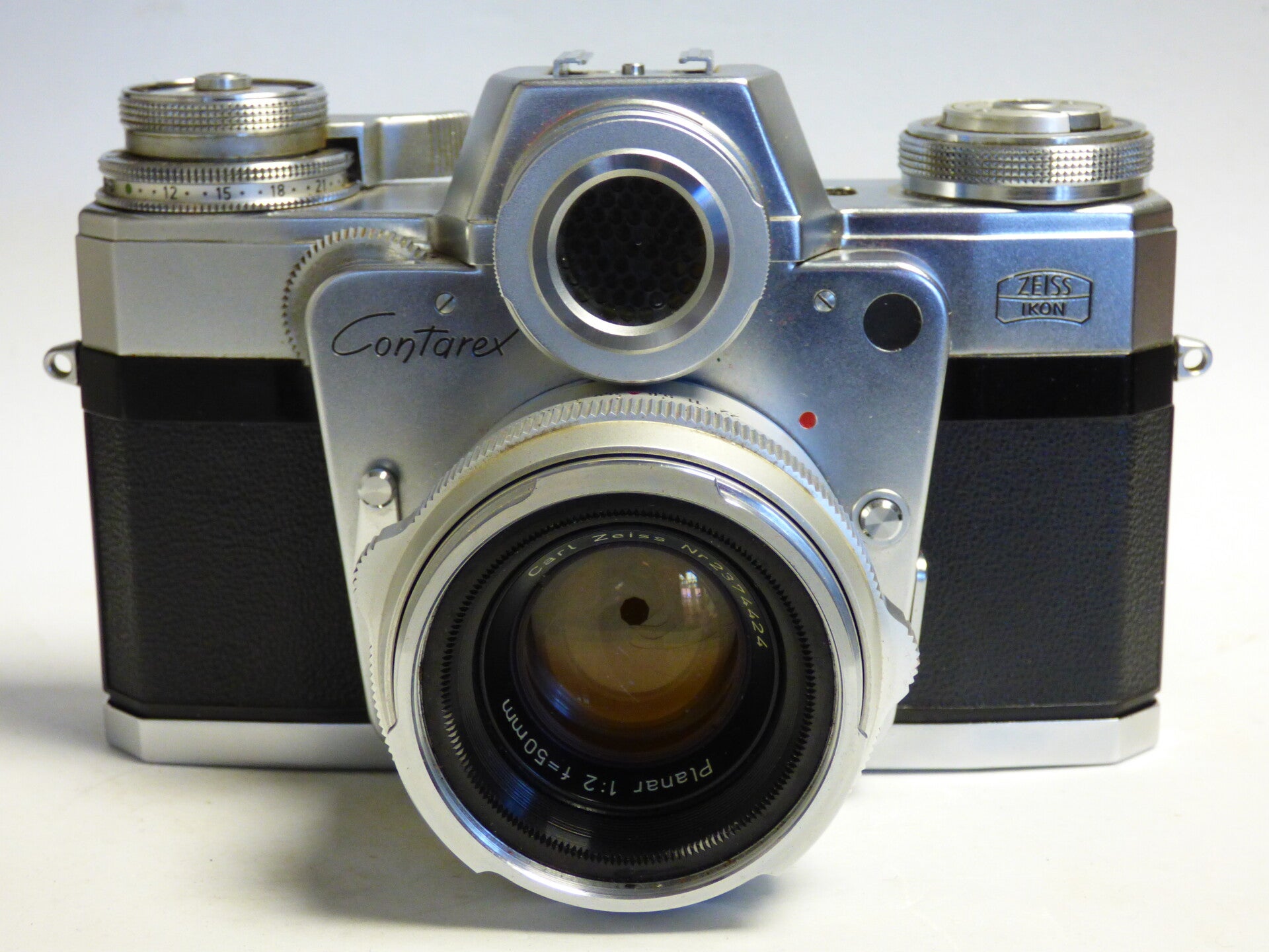 ZEISS IKON CONTAREX BULLS EYE + OBJECTIF PLANAR 2/50 mm + ETUI CUIR