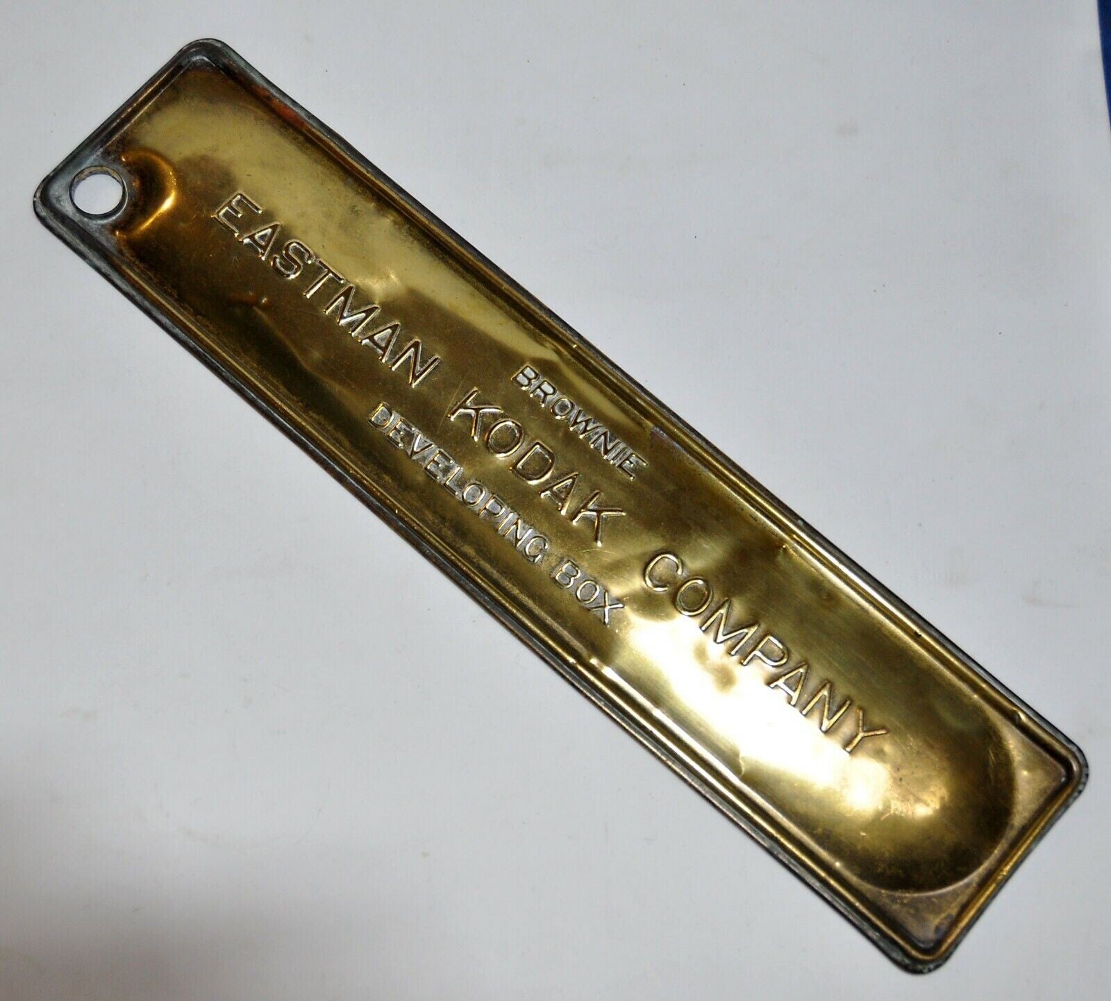 BROWNIE EASTMAN KODAK COMPANY PLAQUE EN LAITON REPOUSSÉE 375 mm x 90 mm
