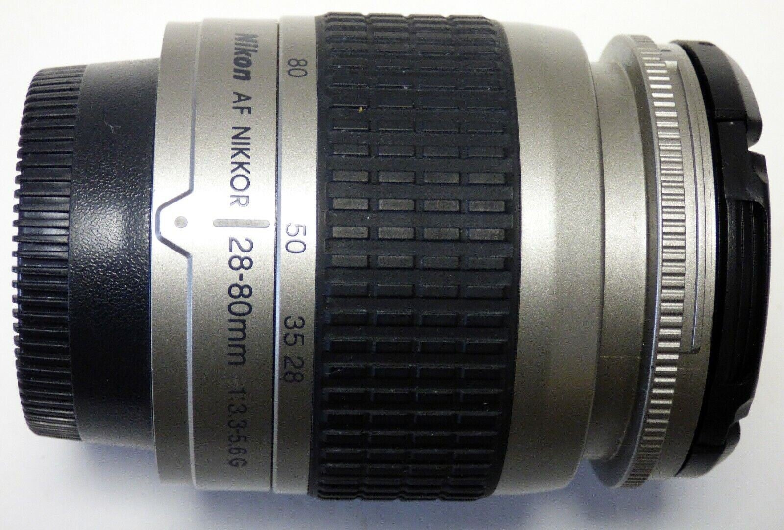 NIKON AF NIKKOR ZOOM 3.3-5.6G/28-80 mm mm Mise au point 0.35 m à l'infini - gris