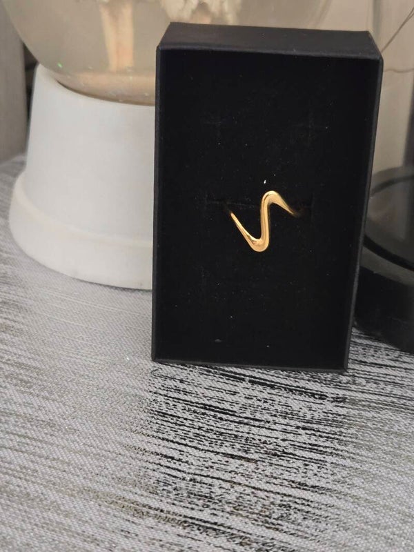 bague zig- zag  élégant et  dorée moderne