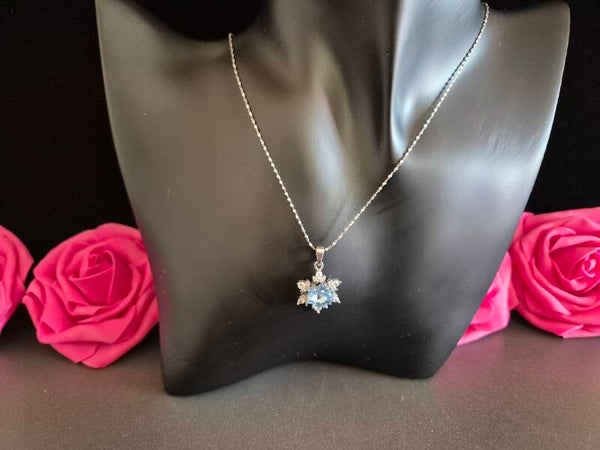 collier pendentif  flocon d' hiver