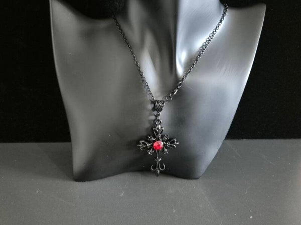 collier croix  nocturne -pendentif noir avec rubis rouge