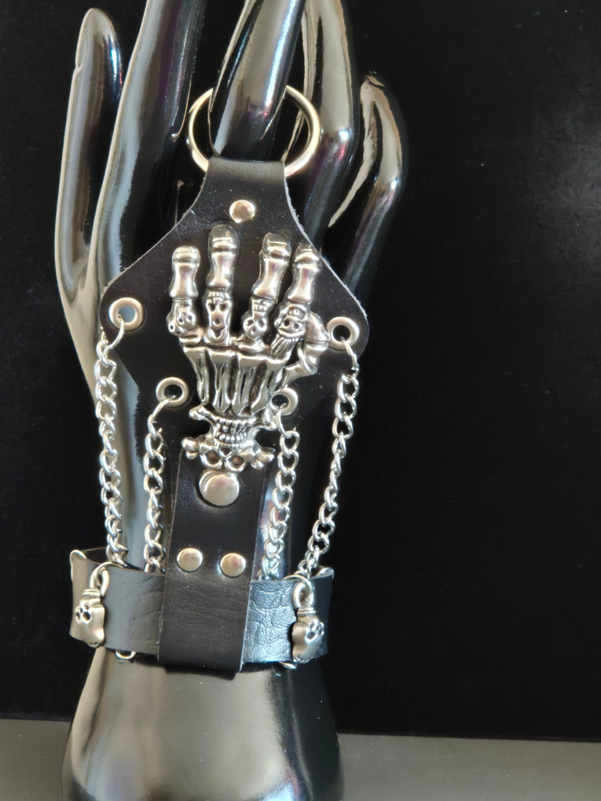 bijou main -chaine  dark   squelette