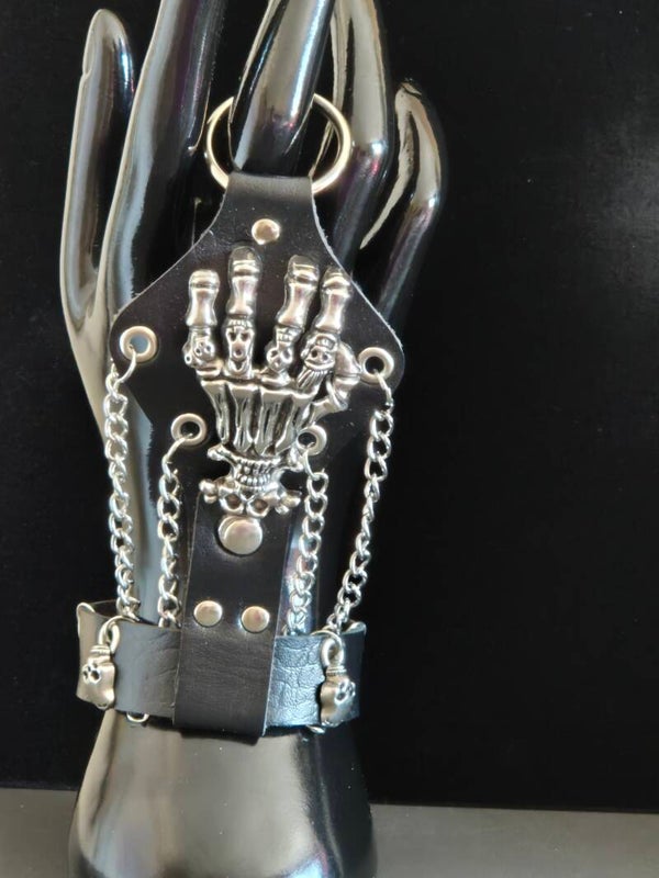 bijou main -chaine  dark   squelette