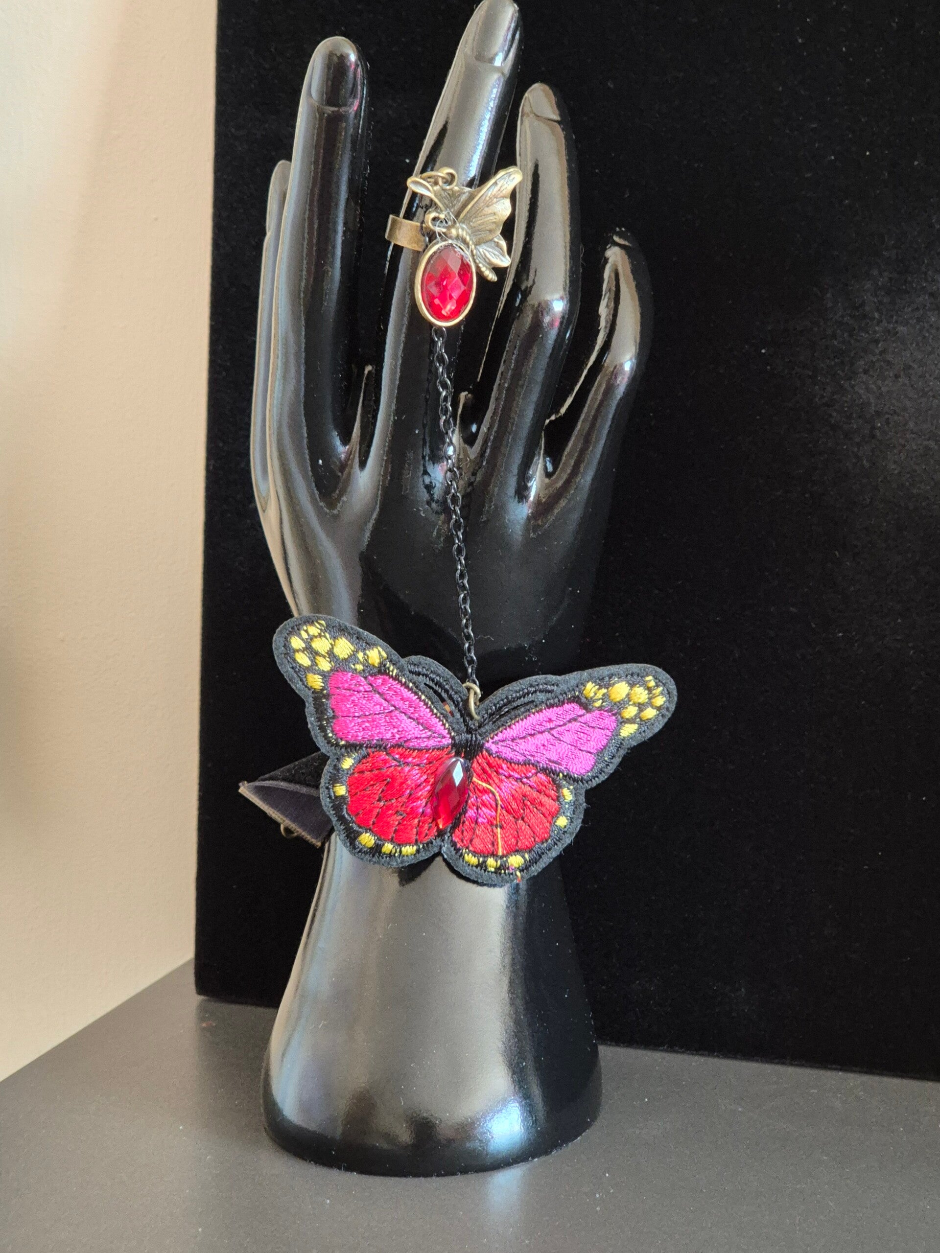 bracelet papillon  nocturne gothique enchainée