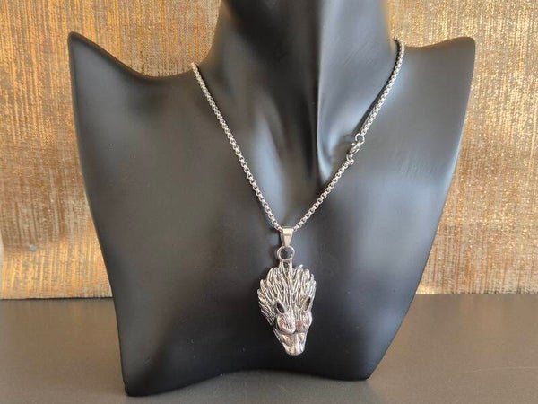 collier loup gris  de la nuit gothique