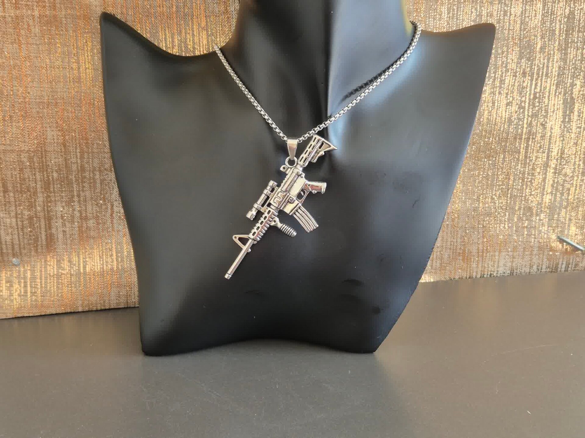 collier pendentif  arme  argentée