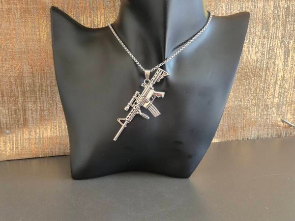 collier pendentif  arme  argentée