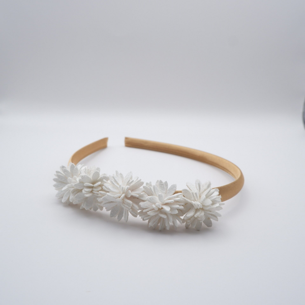 Diadeem pompom bloem wit