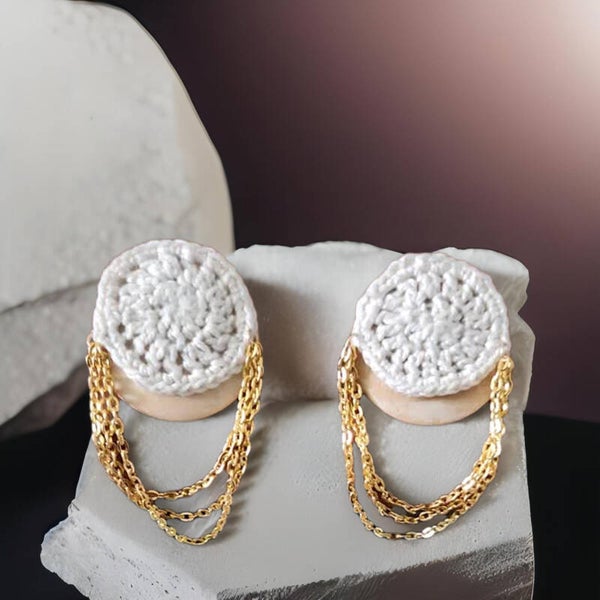 Boucles d'oreilles rondes en crochet, bois et chaînettes dorées LUNES DOREES