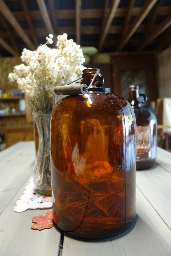 Bouteille ambrée avec poignée de bois