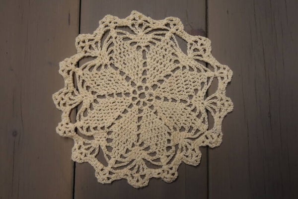 Dessous en dentelle jaune pâle