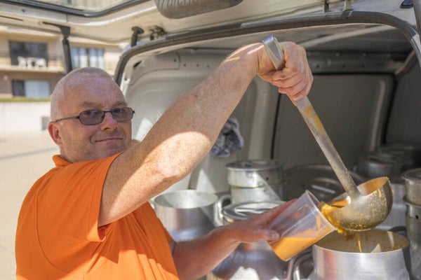 Dinsdag/Mardi 10 Mei/Mai 2022  : Goulashsoep of Tomaten/Tomates