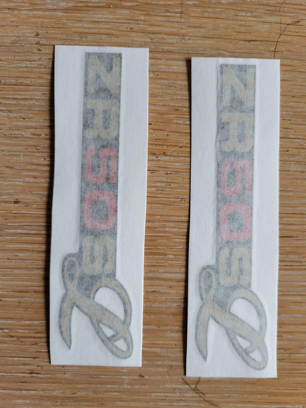 Suzuki Sticker Side Embleem Cover - Zijdeksel "ZR50SL" - 68131-26900