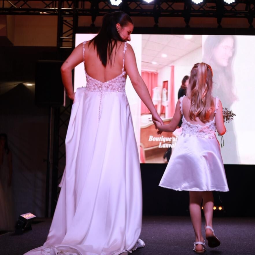 petite fille en robe de mariée