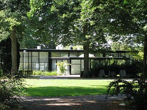 Aul van begraafplaats Leeuwerenk in Wageningen in de zon en een groene en zonnige omgeving.