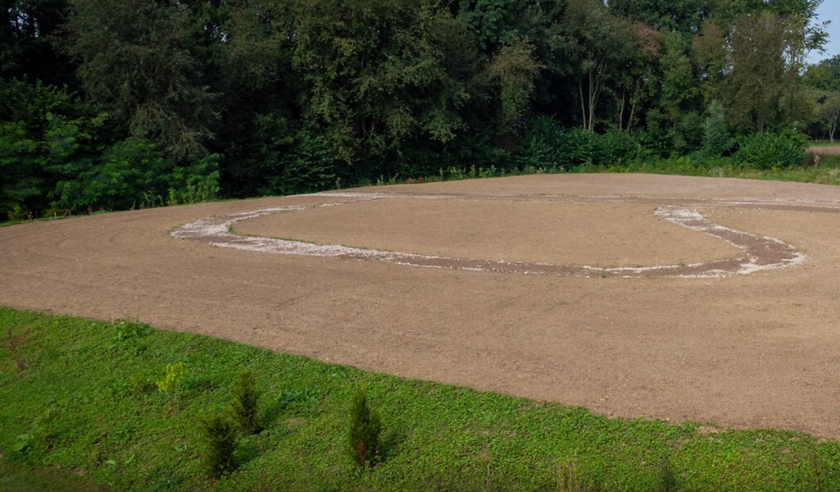 “Nieuwe algemene begraafplaats in Zetten met groene natuurlijke omgeving en ronde grafvelden”