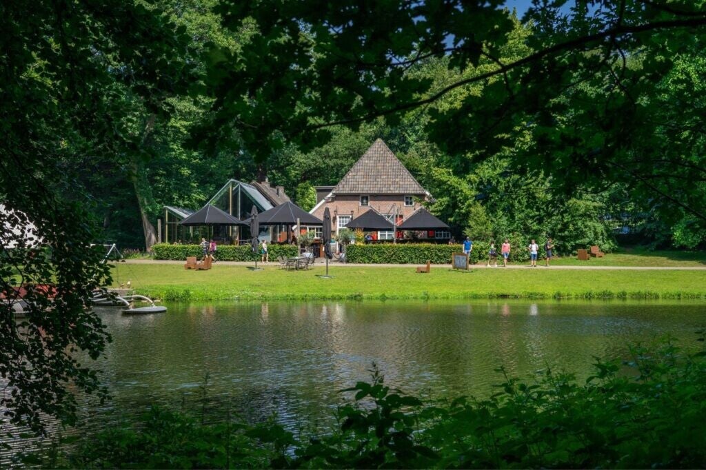 Brasserie aan het water.