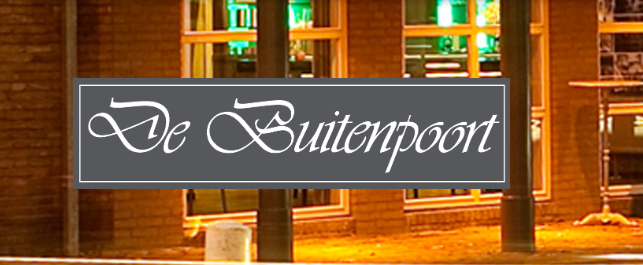 Gevel van De Buitenpoort met verlichte ramen en klassieke belettering in een sierlijk lettertype