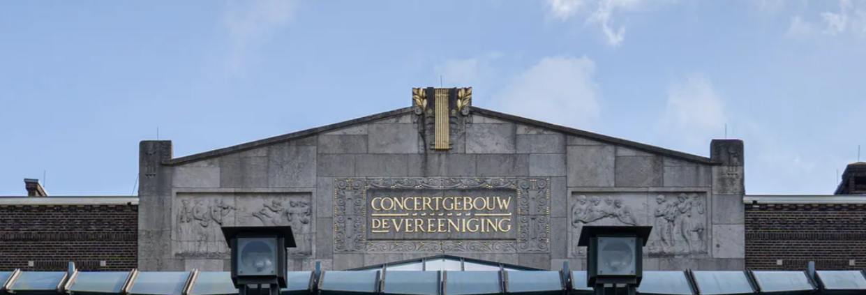 Een afbeelding met de tekst 'Wat Kost een uitvaart?' op een zachte, neutrale achtergrond.