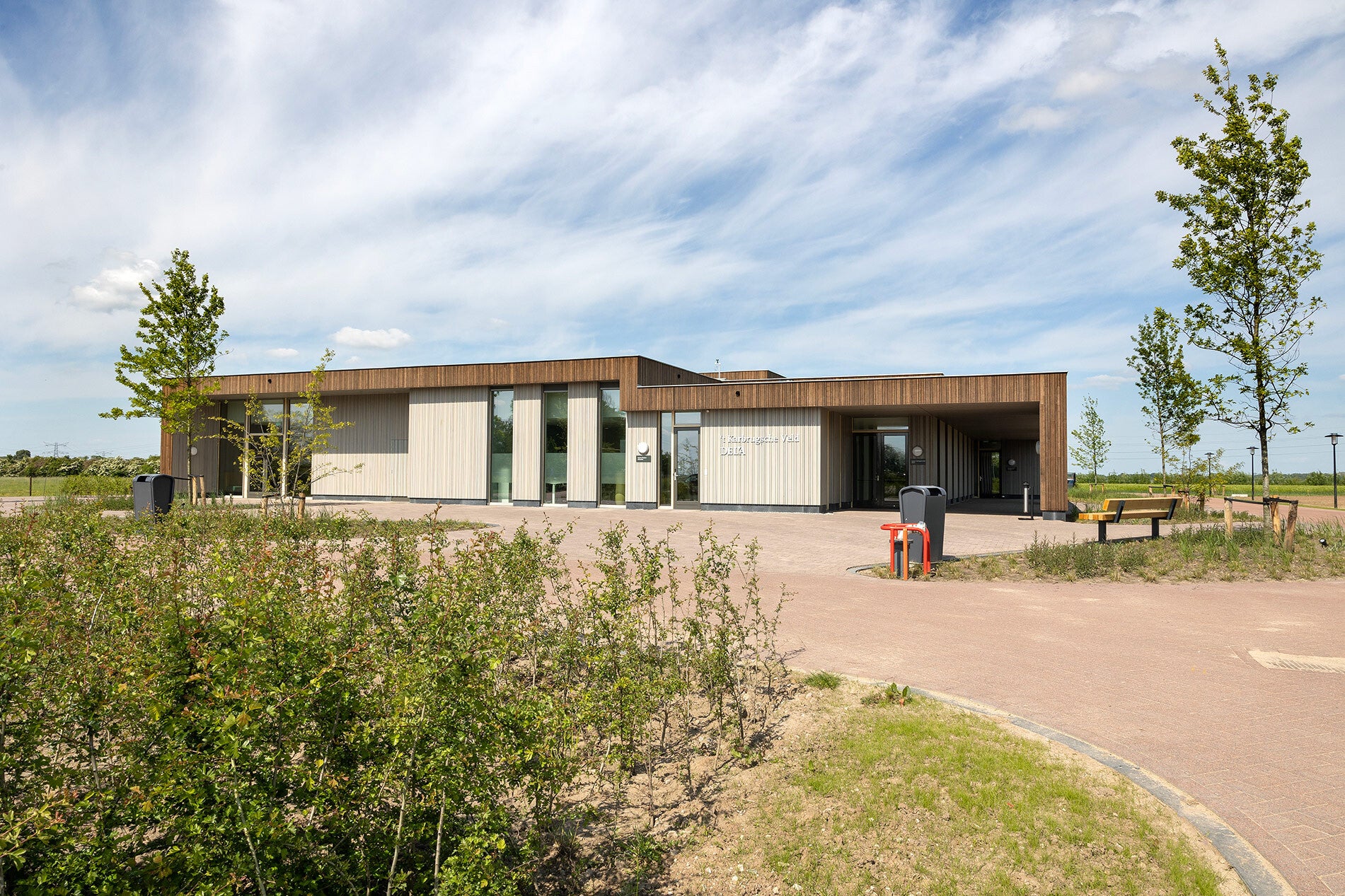 Crematorium in Bemmel modern gebouw met houten betimmerde voorgevel in groene en natuurlijke omgeving.