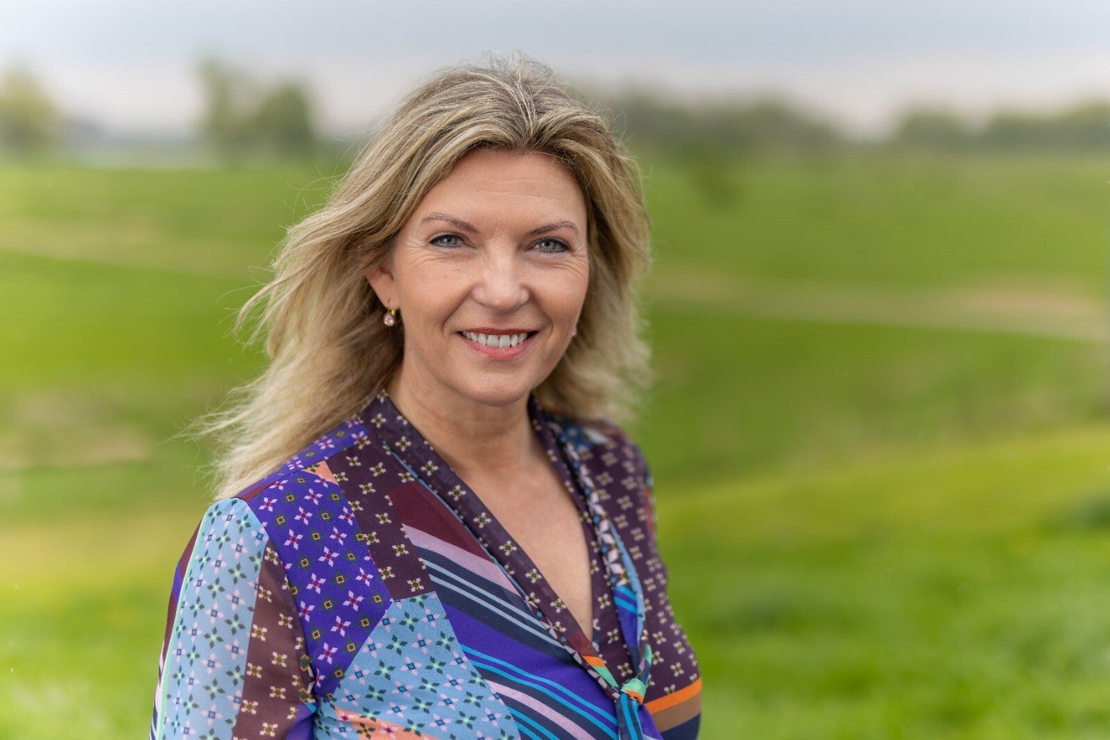 Pasfoto van kleurrijke uitvaartverzorger Ilze jansen