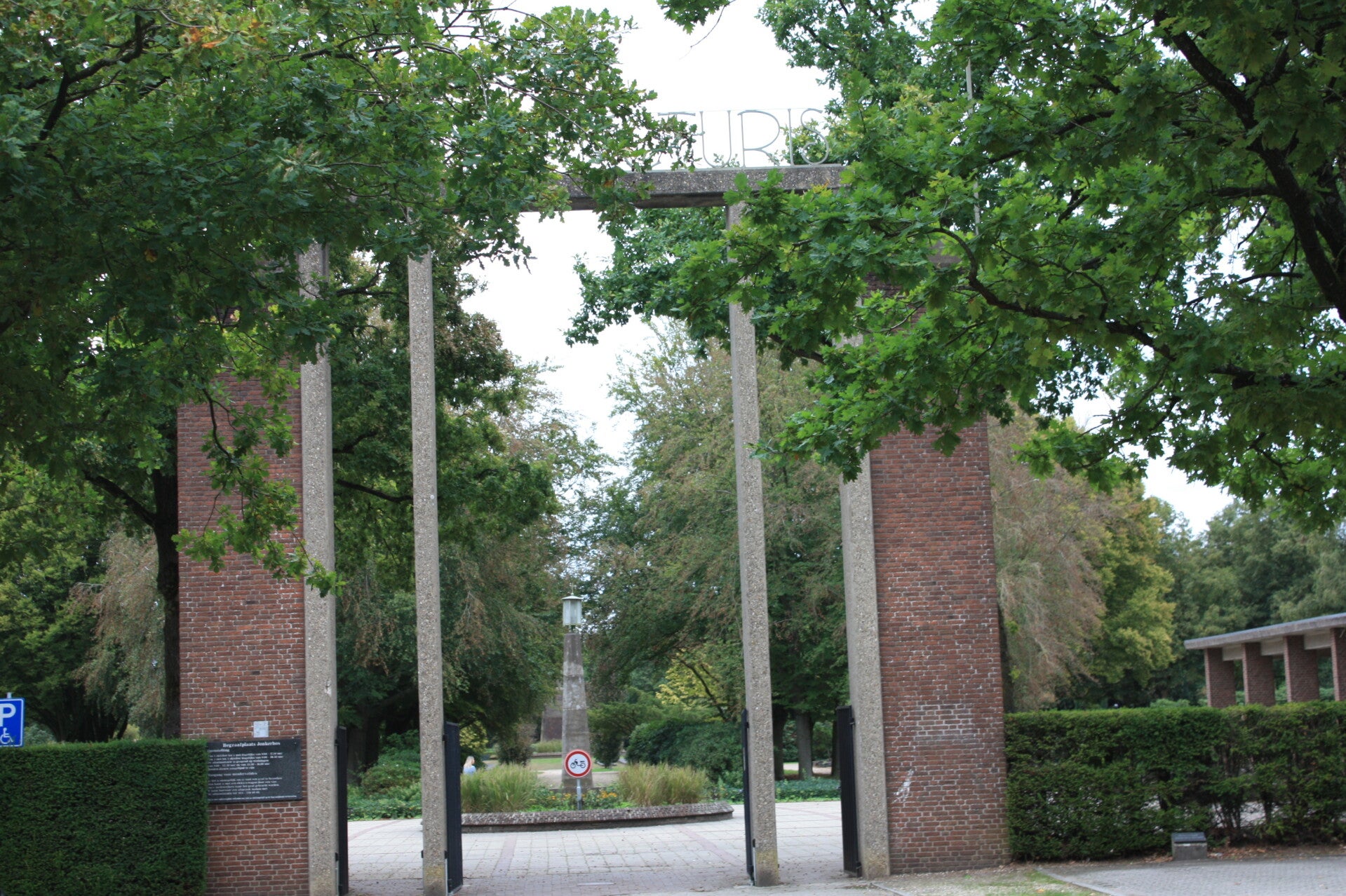 Toegangspoort voor begraafplaats Jonkerbos in Nijmegen
