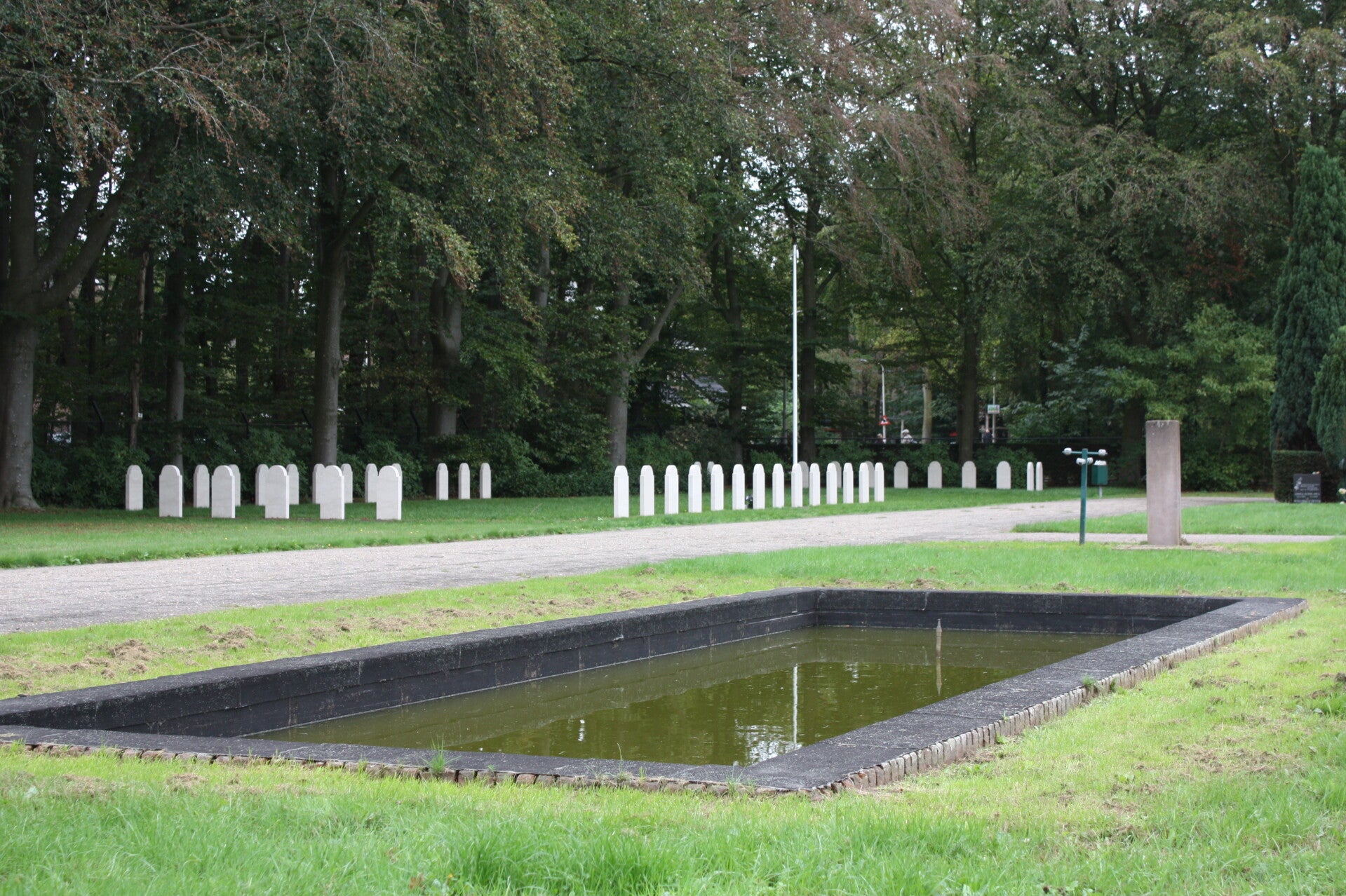 Slingerende paden langs graven 
