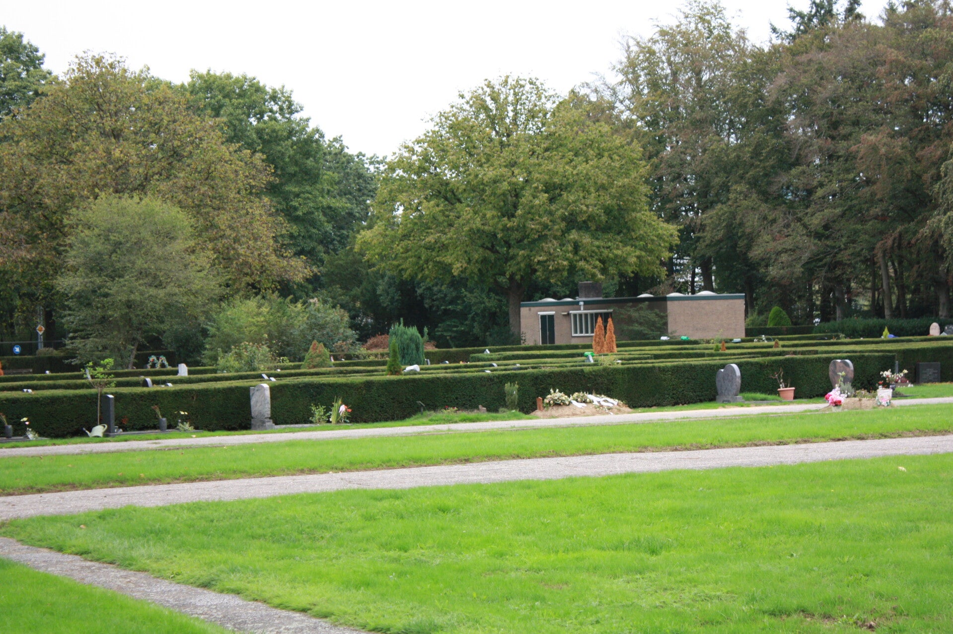 Open groen grasveld op begraafplaats.
