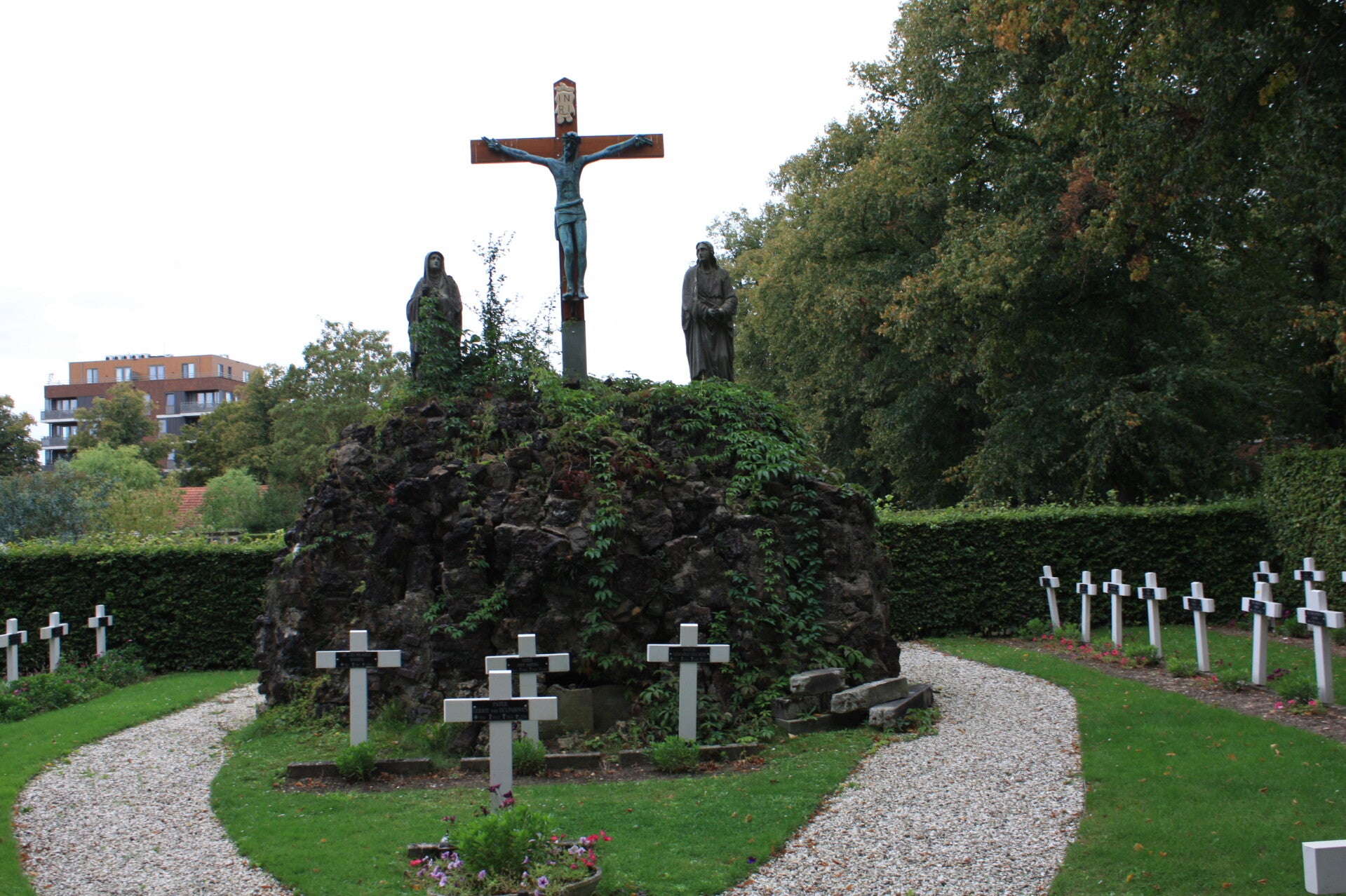 Grafveld van de paters van Het Heilige Sacrement op de begraafplaats Sint Barbara Brakkenstein in Nijmegen