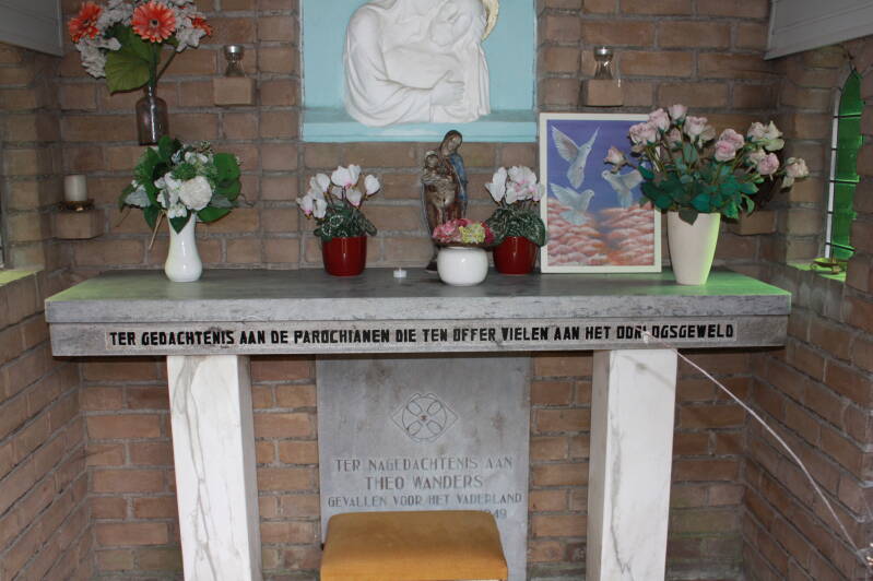 Herdenkingsaltaar in een huisje op begraafplaats sint Barbara in Nijmegen
