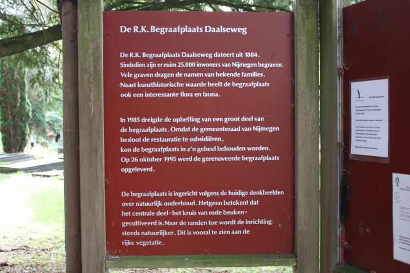 Tekstbord bij de ingang van begraafplaats Daalseweg in Nijmegen.