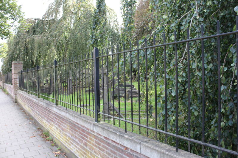 Hekwerk om begraafplaats in Nijmegen.