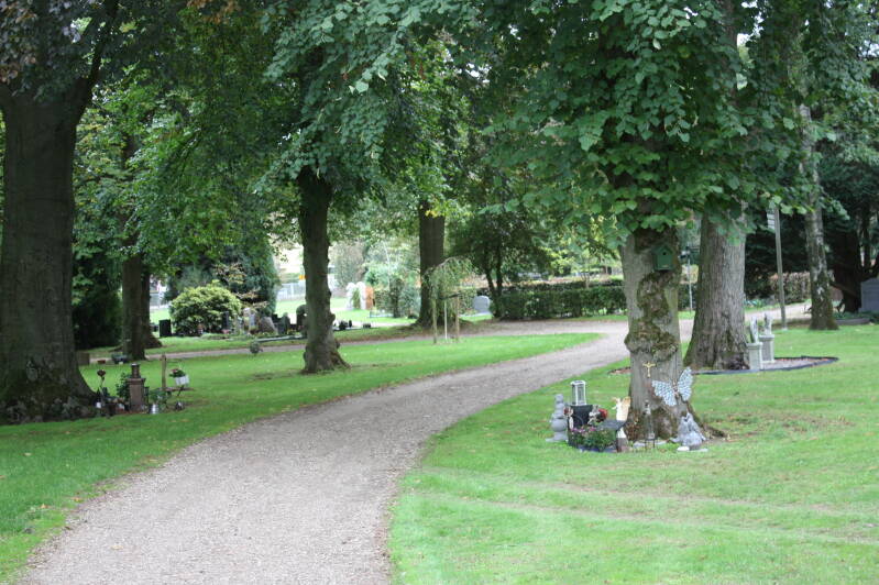 Slingerende paden langs graven 