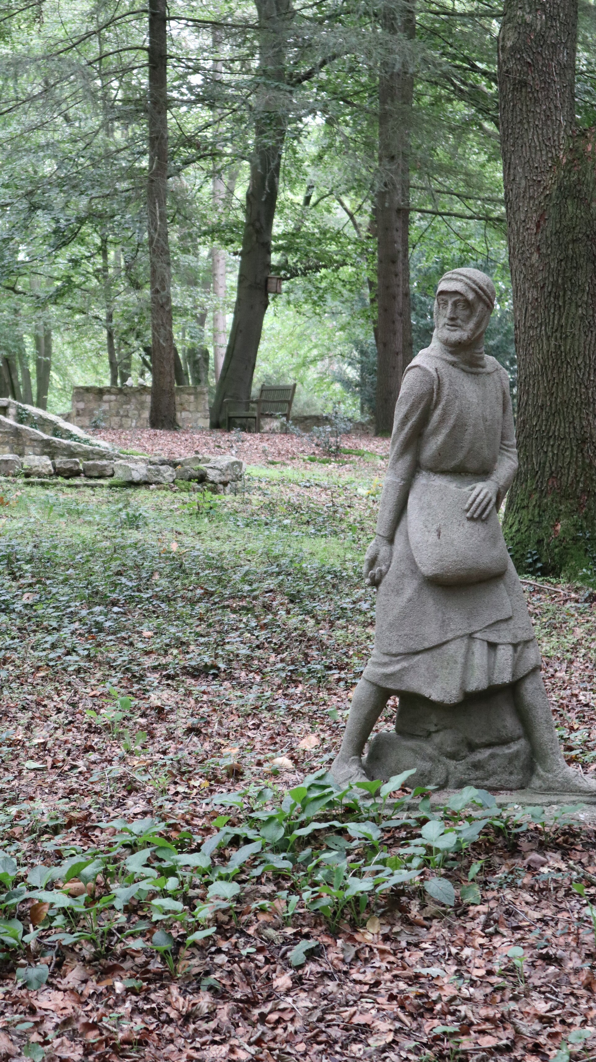 Beeld van zaaiende man op begraafpark