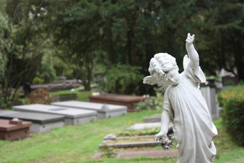 Detail beeldje op begraafplaats
