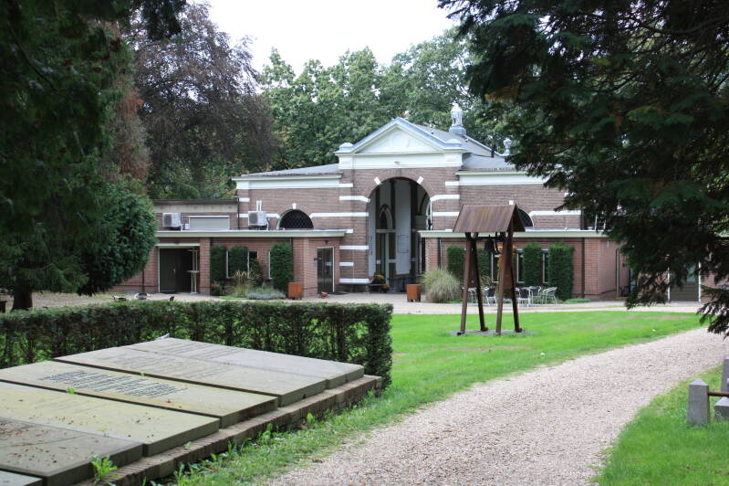Aula op begraafplaats Rustoord vanaf de binnenkant van de beraafplaats.