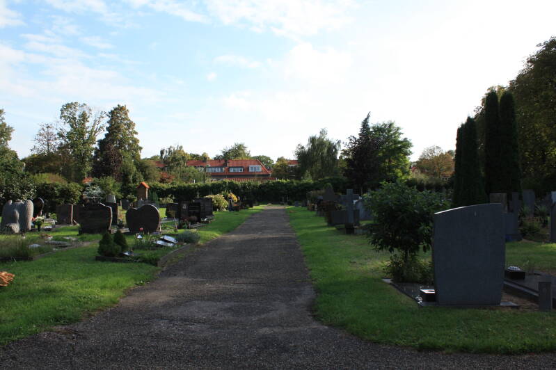 Zijpad op een kerkhof in Nijmegen