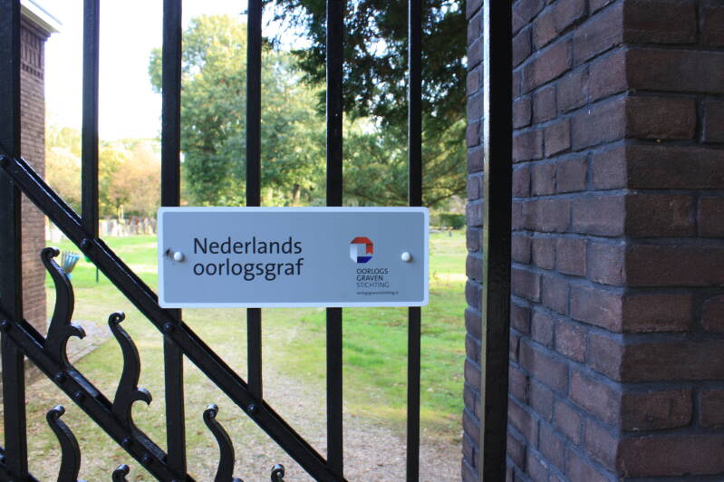 Aanduiding  Nederlands Oorlogsgraf op begraafplaats Graafseweg in Nijmegen